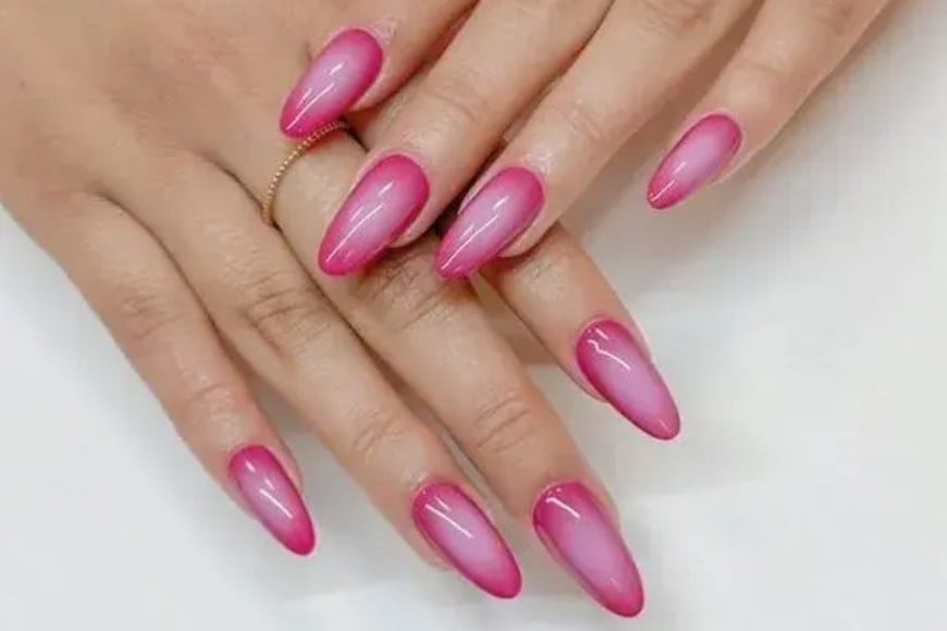 Las uñas aura crean un efecto halo que cambia según la luz y el ángulo.