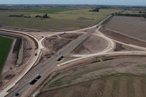 Enrico precisó: “La obra tiene un 65 % de ejecución general: completamos todos los pilotes del margen este del nuevo puente sobre el río Carcarañá y tenemos más del 85 % de la calzada de hormigón terminada”.