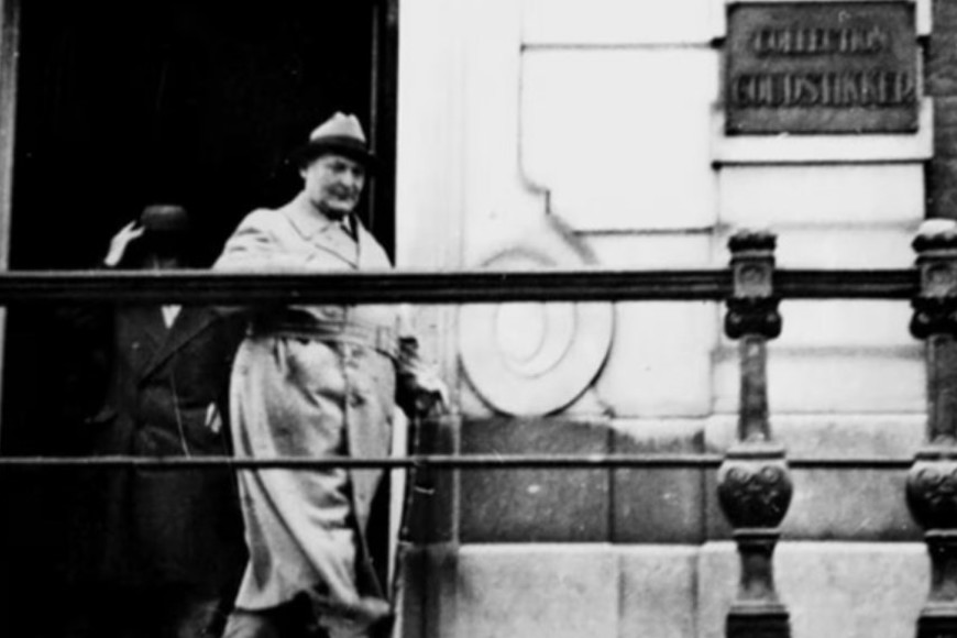Goering frente a la galería de arte Goudstikker en Herengracht 458, Amsterdam. Foto: The New York Times.