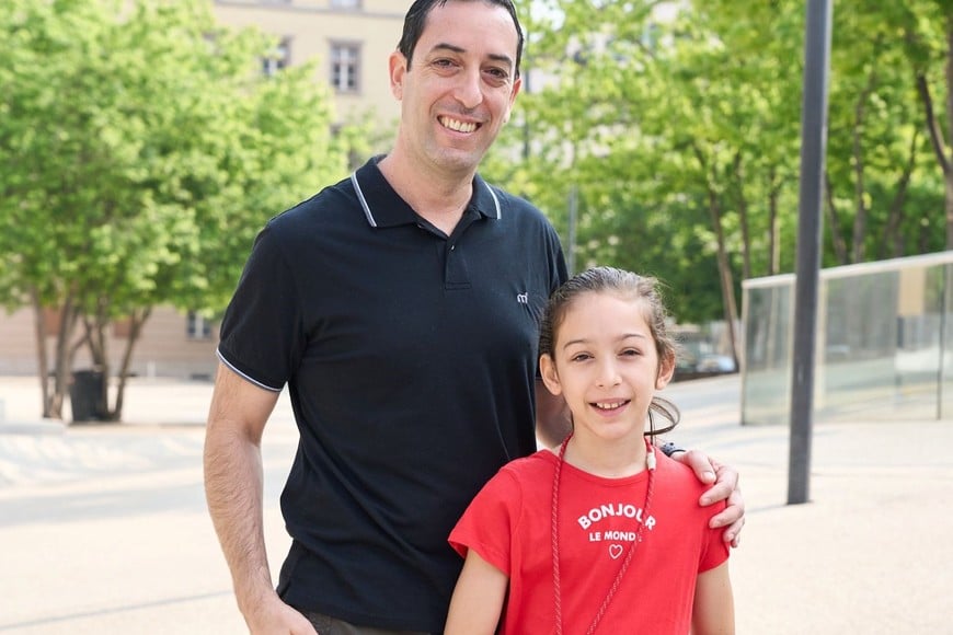 Camila junto a su padre, Pablo. Crédito: MED-EL.