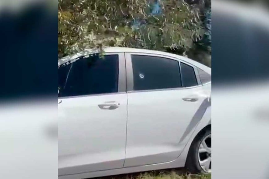 Un disparo en el vidrio trasero llamó la atención de los investigadores.