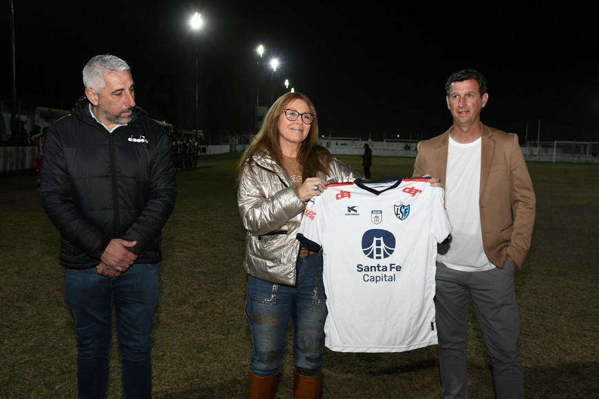 Una camiseta para la Embajadora. Claudia Giaccone recibió la indumentaria que utilizan los selecionados de la Liga Santafesina en Femenino y masculino. Crédito: Manuel Fabatía.