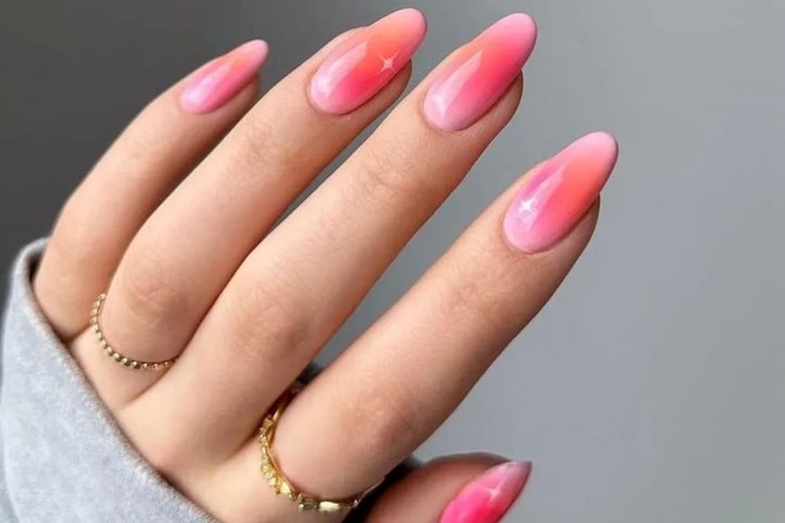 Este estilo de manicura combina tonos iridiscentes para un acabado único y moderno.