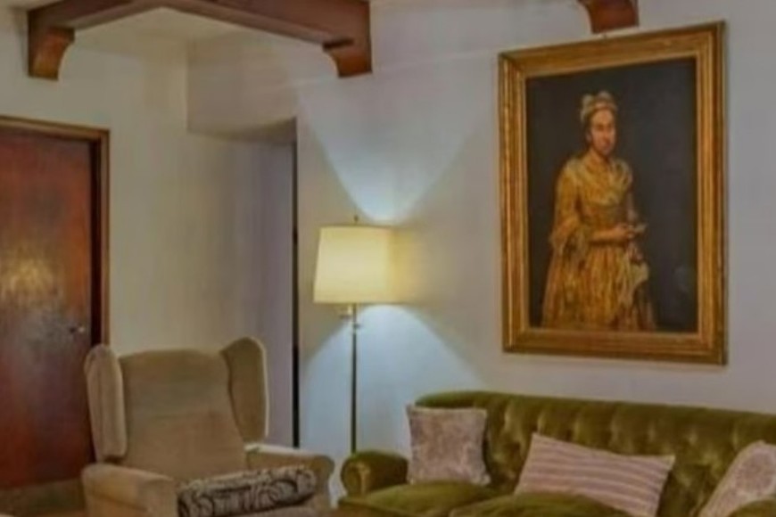 La familia Kadgien puso su casa a la venta en una inmobiliaria argentina y publicaron una foto de la obra en el living.