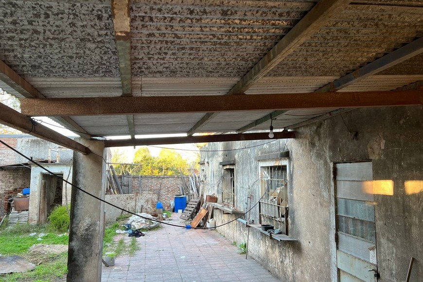 El fuego se originó en un dormitorio y se propagó rápidamente.