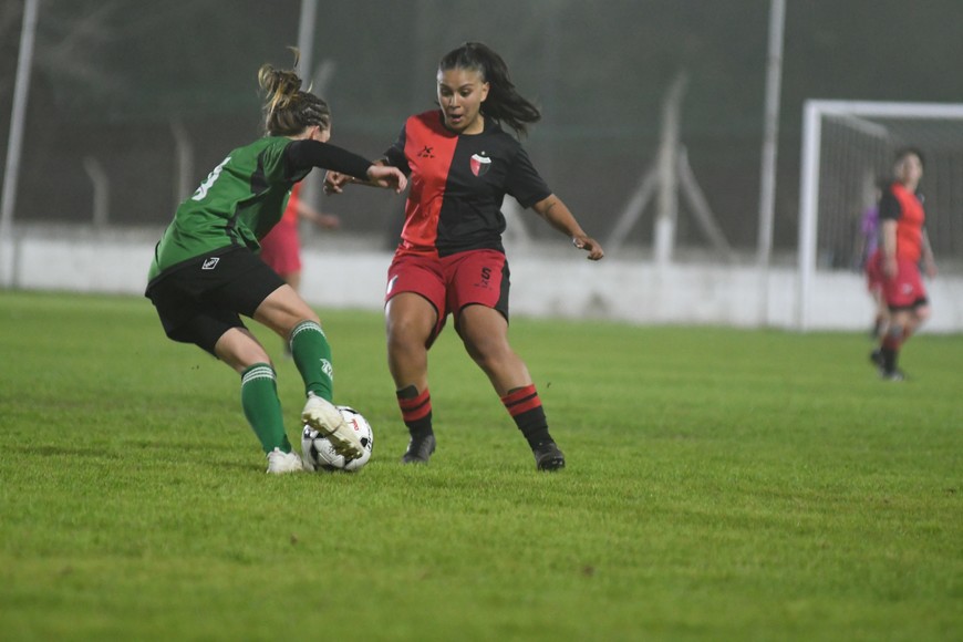 En marcha. El torneo se puso en marcha que Colón y San Rafael en la cancha 2. Crédito: Manuel Fabatía.