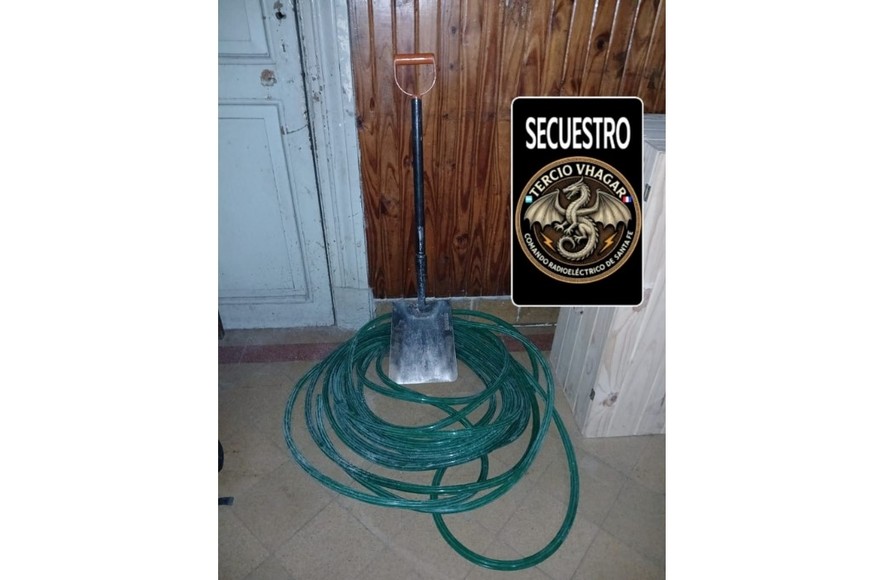 Una pala y una manguera fueron secuestradas en poder del delincuente. Crédito: El Litoral.