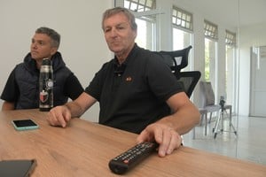 Víctor Godano, presidente sabalero junto a José Pisarello, secretario coordinador, en una de las oficinas flamantes del predio. Crédito: Manuel Fabatía.