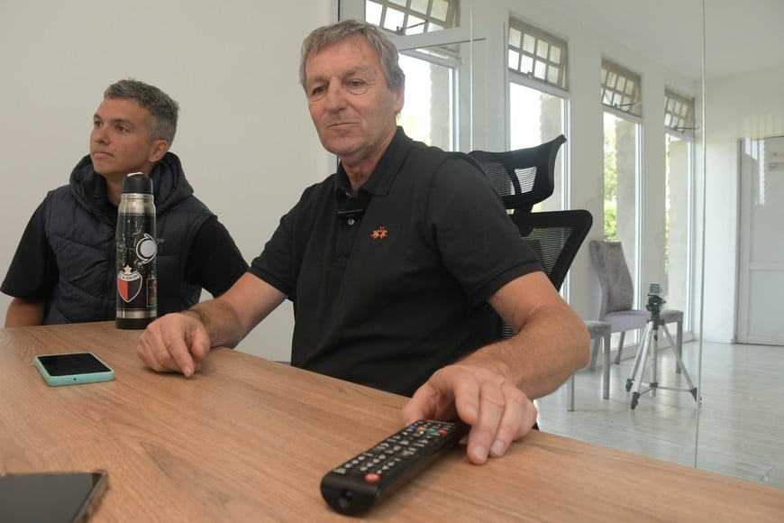 Víctor Godano, presidente sabalero junto a José Pisarello, secretario coordinador, en una de las oficinas flamantes del predio. Crédito: Manuel Fabatía.