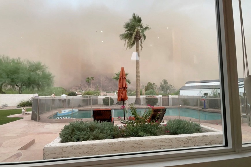A dust storm blankets the sky in Paradise Valley, Arizona, U.S., August 25, 2025, in this screengrab obtained from a time-lapse video obtained from social media. Melissa Levick/via REUTERS  THIS IMAGE HAS BEEN SUPPLIED BY A THIRD PARTY. MANDATORY CREDIT. NO RESALES. NO ARCHIVES.

VERIFICATION:
Location and date verified by original file metadata from source.