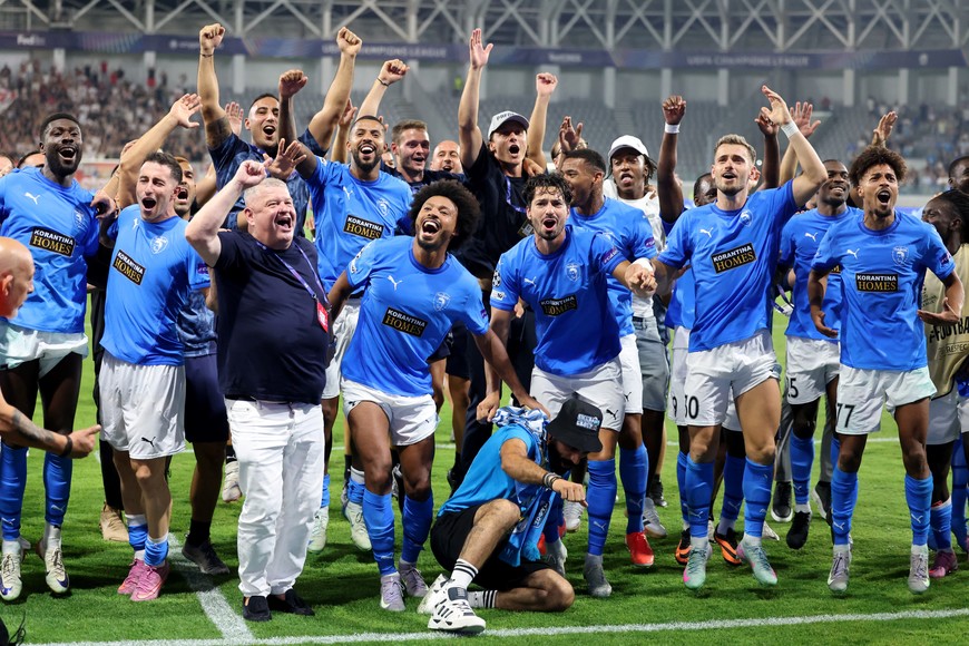 Soccer Football - UEFA Champions League - Play Off - Second Leg - Pafos v Red Star Belgrade - Alphamega Stadium, Kolossi, Cyprus - August 26, 2025
Pafos players celebrate after qualifying for the UEFA Champions League REUTERS/Yiannis Kourtoglou