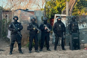 Uno de los allanamientos concretados en la zona de Guemes 7900.