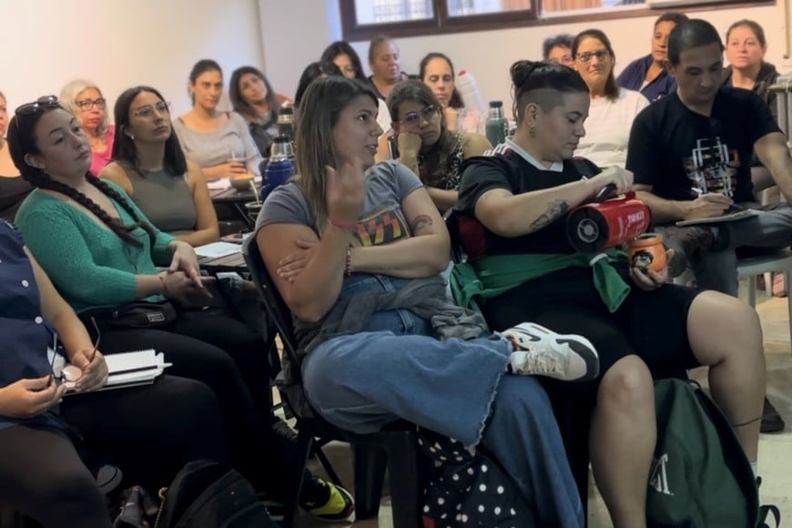 Talleres prácticos dirigidos a cuidadores de personas mayores y de infancias.