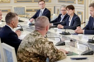 Volodimir Zelenski y el vicecanciller alemán, Lars Klingbeil (de frente) en Kiev: miles de millones para el país amenazado. Kay Nietfeld/DPA/DW