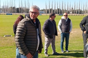 Adrián Temporelli, tesorero de Colón, en primer plano y, más atrás y charlando con nuestro colega Daniel Jovellano, el flamante vicepresidente Germán Williner, en el predio sabalero durante la recorrida de hace unos días con la prensa.