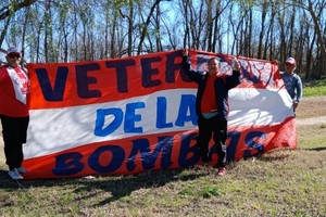 La vieja "Barra de la Bomba". Los primeros hinchas y socios tatengues en llegar a la tierra del sol y del buen vino, sin poder controlar la pasión y la ansiedad para ver al Unión de Madelón contra el River de Gallardo por la Copa Argentina. José Laperchia, Daniel Petrucci, Roberto Menino y el "Abuelo" Daniel Casal.