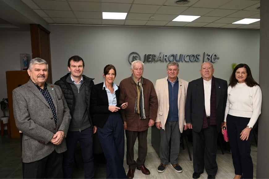 Autoridades de la mutual presentes en la conmemoración. Crédito: Flavio Raina.