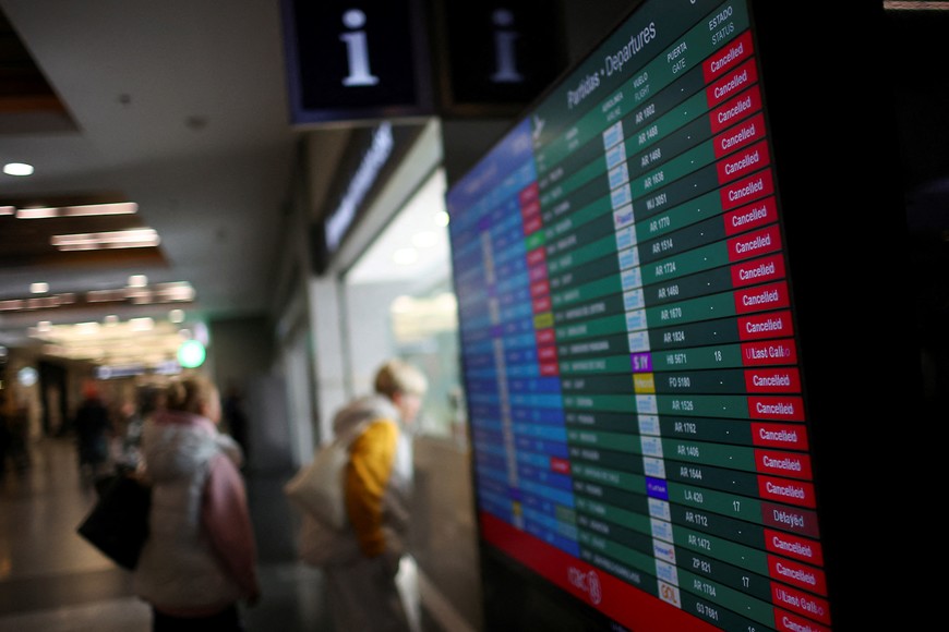 Vuelos cancelados en Aeroparque. Crédito: REUTERS/Agustin Marcaria