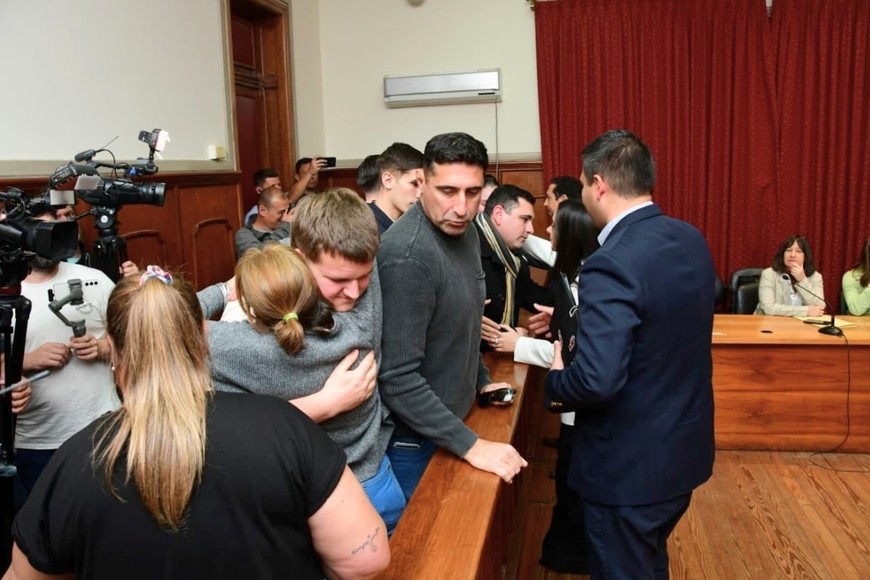 La emoción de los cadetes y familiares tras la condena. Foto: Guillermo Di Salvatore