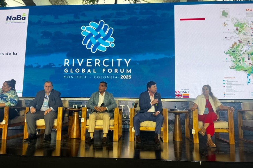 unto a otros alcaldes de la región continental, que contaron sus experiencias.