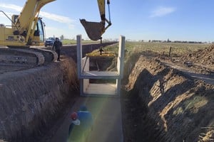 “Para finalizar con la obra, nos quedan tareas de ripiado, colocación de guardarraíl y de clapeta en una de las alcantarillas para que aseguren el correcto funcionamiento y drenaje de excedentes”, finalizó Mijich.