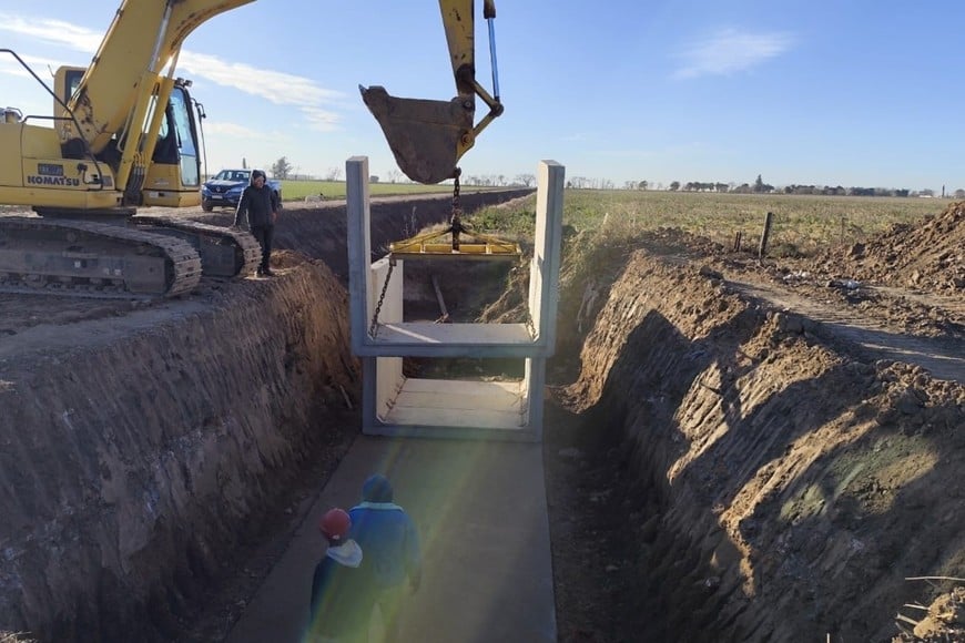 “Para finalizar con la obra, nos quedan tareas de ripiado, colocación de guardarraíl y de clapeta en una de las alcantarillas para que aseguren el correcto funcionamiento y drenaje de excedentes”, finalizó Mijich.