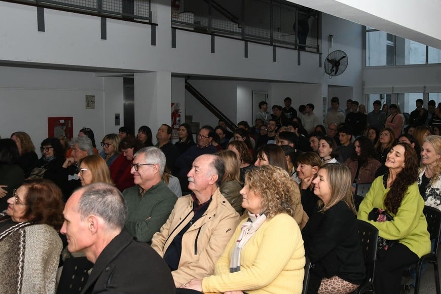 El público se sintió evidentemente a gusto durante la exposición de la "ópera prima" de Ricardo Tonini. Manuel Fabatía