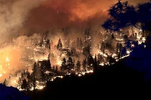 Smoke billows and flames rise from the Flat Fire in a location given as Deschutes County, Oregon, U.S., in this handout image released August 23, 2025.  Deschutes County Sheriff's Office via Facebook/Handout via REUTERS    THIS IMAGE HAS BEEN SUPPLIED BY A THIRD PARTY. NO RESALES. NO ARCHIVES. MANDATORY CREDIT