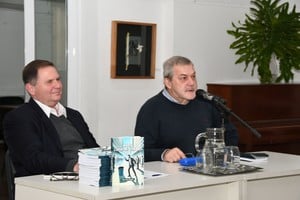 Ricardo Tonini y Néstor Fenoglio en la Sala Dra. Sara Faisal durante la presentación de "Los complotados". Manuel Fabatía