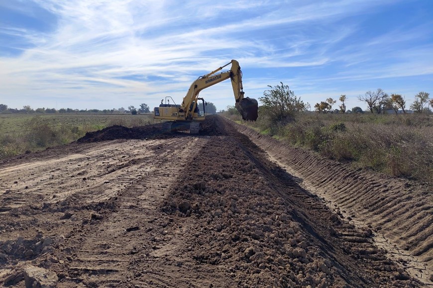 “Para finalizar con la obra, nos quedan tareas de ripiado, colocación de guardarraíl y de clapeta en una de las alcantarillas para que aseguren el correcto funcionamiento y drenaje de excedentes”, finalizó Mijich.