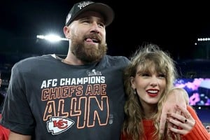 Taylor y Travis anunciaron su compromiso.