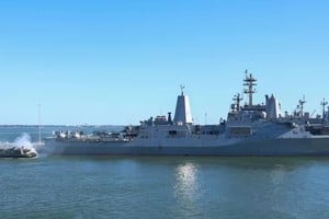 El Departamento de Defensa de EE.UU. publicó fotos del USS Iwo Jima, el buque que lidera el grupo anfibio que se dirige al Caribe Sur