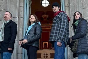 “La familia en el cementerio: la muerte acaba de suceder”, reversión de “La familia, un lugar donde nos queremos todos”, de Nicole Chort. Elenco: Gabriel Pandolfo, Celina Vigetti, Joaquín Mántica e Inés Aiello.