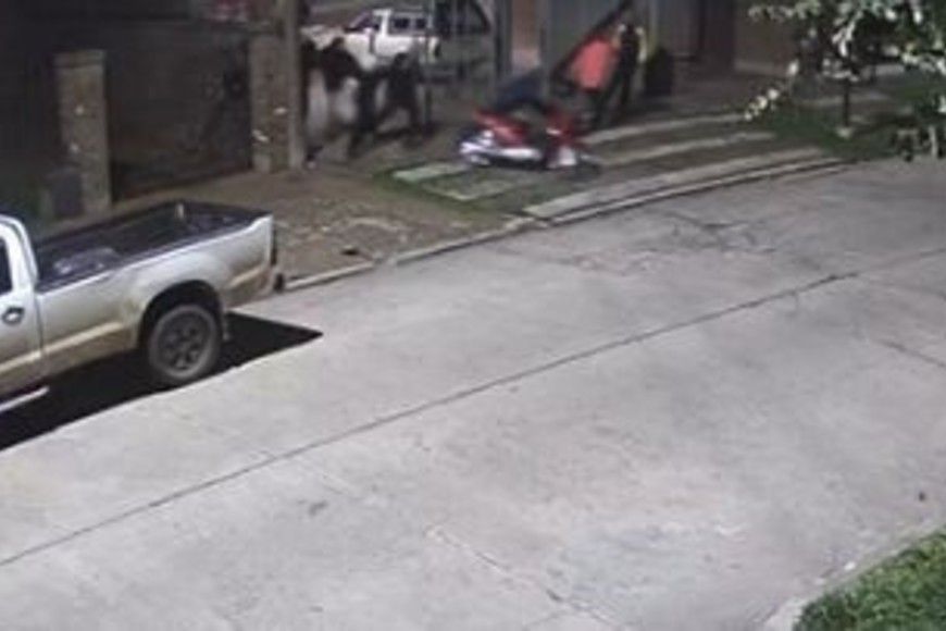 Las "pirañas" se llevan la moto robada. Captura de video
