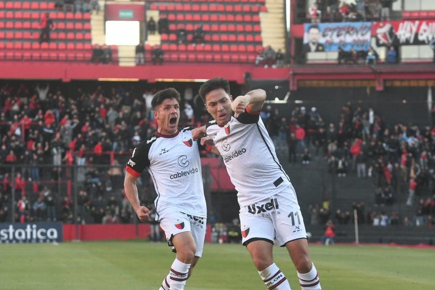 Voló al gol. El festejo de Manuel Ignacio Lago con la camiseta de Colón frente a Chacarita. Fue "Nacho" & "Chino", todo el mismo tiempo. Como en los viejos tiempos. Foto: Carolina Niklison