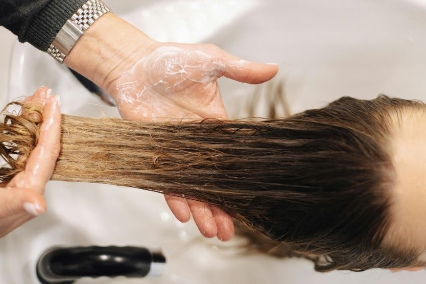 Cabello brillante tras un tratamiento de queratina en salón.