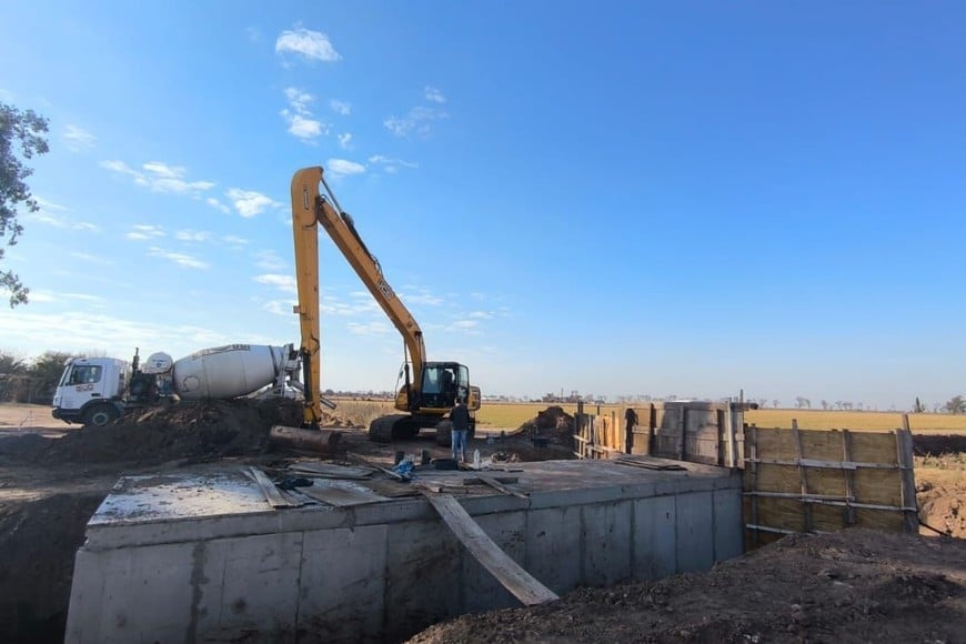 “Para finalizar con la obra, nos quedan tareas de ripiado, colocación de guardarraíl y de clapeta en una de las alcantarillas para que aseguren el correcto funcionamiento y drenaje de excedentes”, finalizó Mijich.