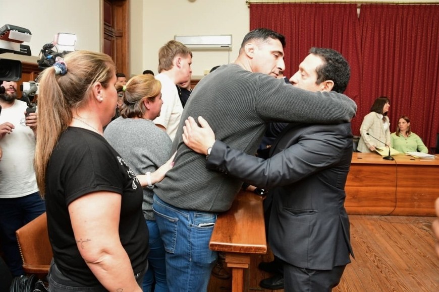 La emoción de los cadetes y familiares tras la condena. Foto: Guillermo Di Salvatore