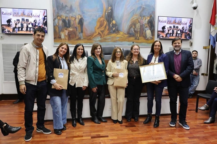 Concejales entregaron distinciones a instituciones que defienden los derechos de niños y adolescentes.