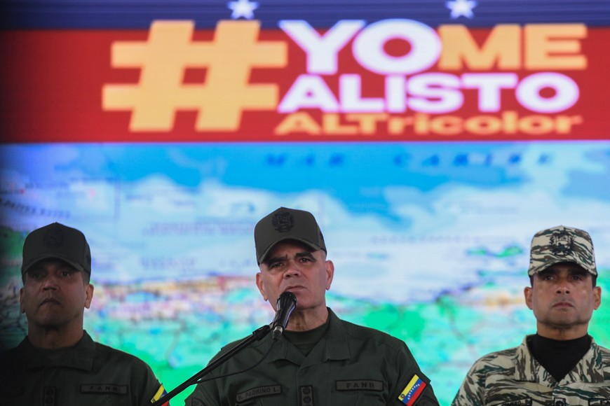 (250827) -- CARACAS, 27 agosto, 2025 (Xinhua) -- El ministro del Poder Popular para la Defensa de Venezuela, Vladimir Padrino López (c), habla durante una conferencia de prensa, en Caracas, Venezuela, el 27 de agosto de 2025. Padrino López exhortó el miércoles a la población a alistarse en la Milicia Nacional Bolivariana, y reiteró el rechazo a las acusaciones estadounidenses que pretenden vincular al Gobierno del presidente Nicolás Maduro con grupos criminales.(Xinhua/Marcos Salgado) (ms) (ah) (ra) (vf)