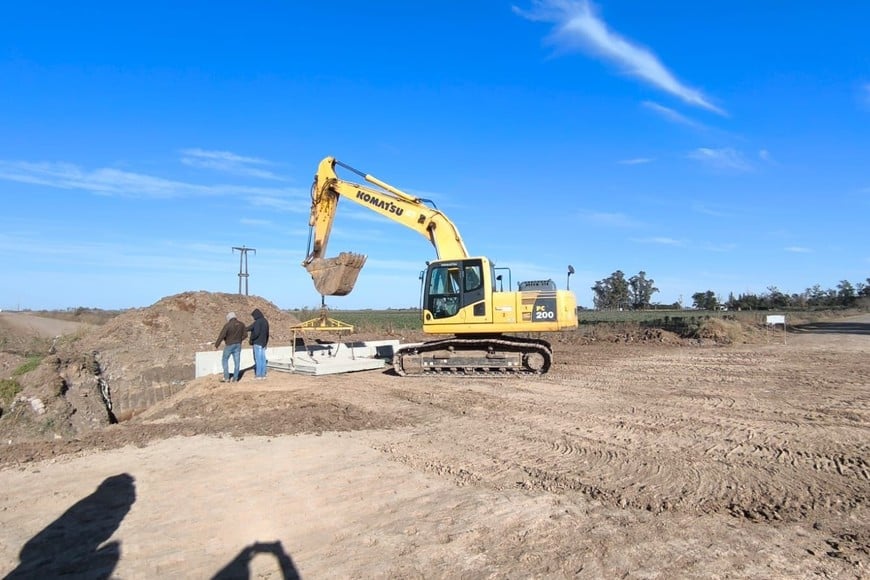 “Para finalizar con la obra, nos quedan tareas de ripiado, colocación de guardarraíl y de clapeta en una de las alcantarillas para que aseguren el correcto funcionamiento y drenaje de excedentes”, finalizó Mijich.