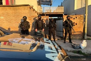 Uno de los allanamientos practicados el martes en barrio Coronel Dorrego.