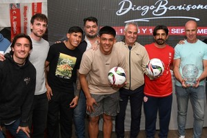 Presencia profesional. Leandro Madelón y algunos integrantes del plantel de Primera acompañaron en la presentación del Diego Barisone. Crédito: Manuel Fabatía.
