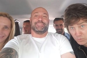 Tiempos felices. Karina y Javier Milei flanquean a Diego Spagnuolo. Detrás de ellos, en segundo plano, Martín Menem. Archivo El Litoral