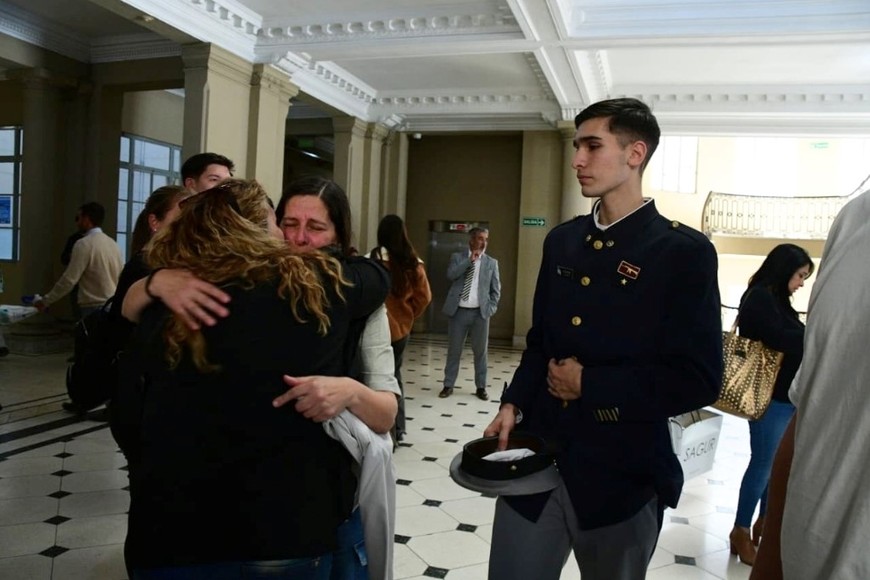 La emoción de los cadetes y familiares tras la condena. Foto: Guillermo Di Salvatore