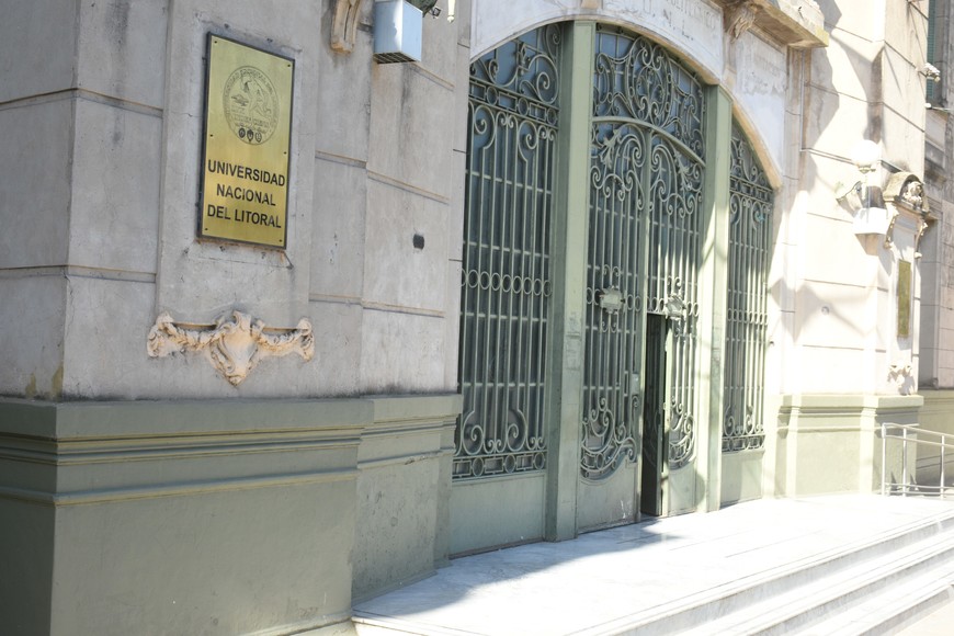 La UNL tiene 5 instituciones preuniversitarias de nivel inicial, primario y secundario, entre ellas, la EIS.