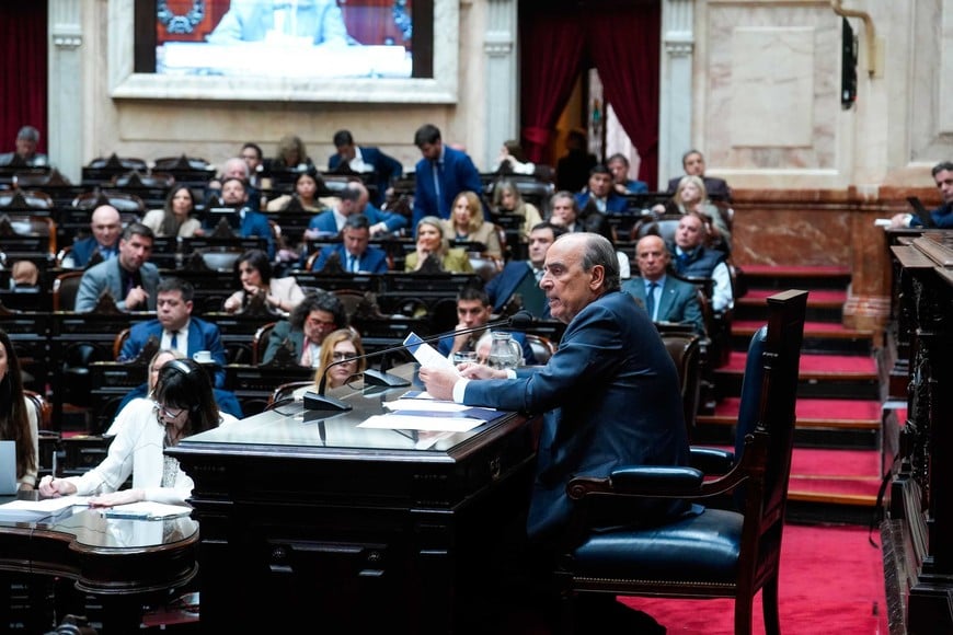 La situación se dio en medio de la presentación del ministro Francos.