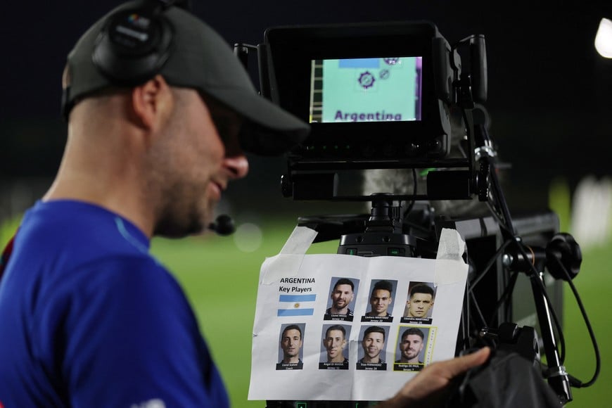 Soccer Football - FIFA World Cup Qatar 2022 - Argentina Training - Qatar University Training Site 3, Doha, Qatar - November 29, 2022 
General view as a camera man displays a sheet of key Argentina players ahead of training REUTERS/Amr Abdallah Dalsh