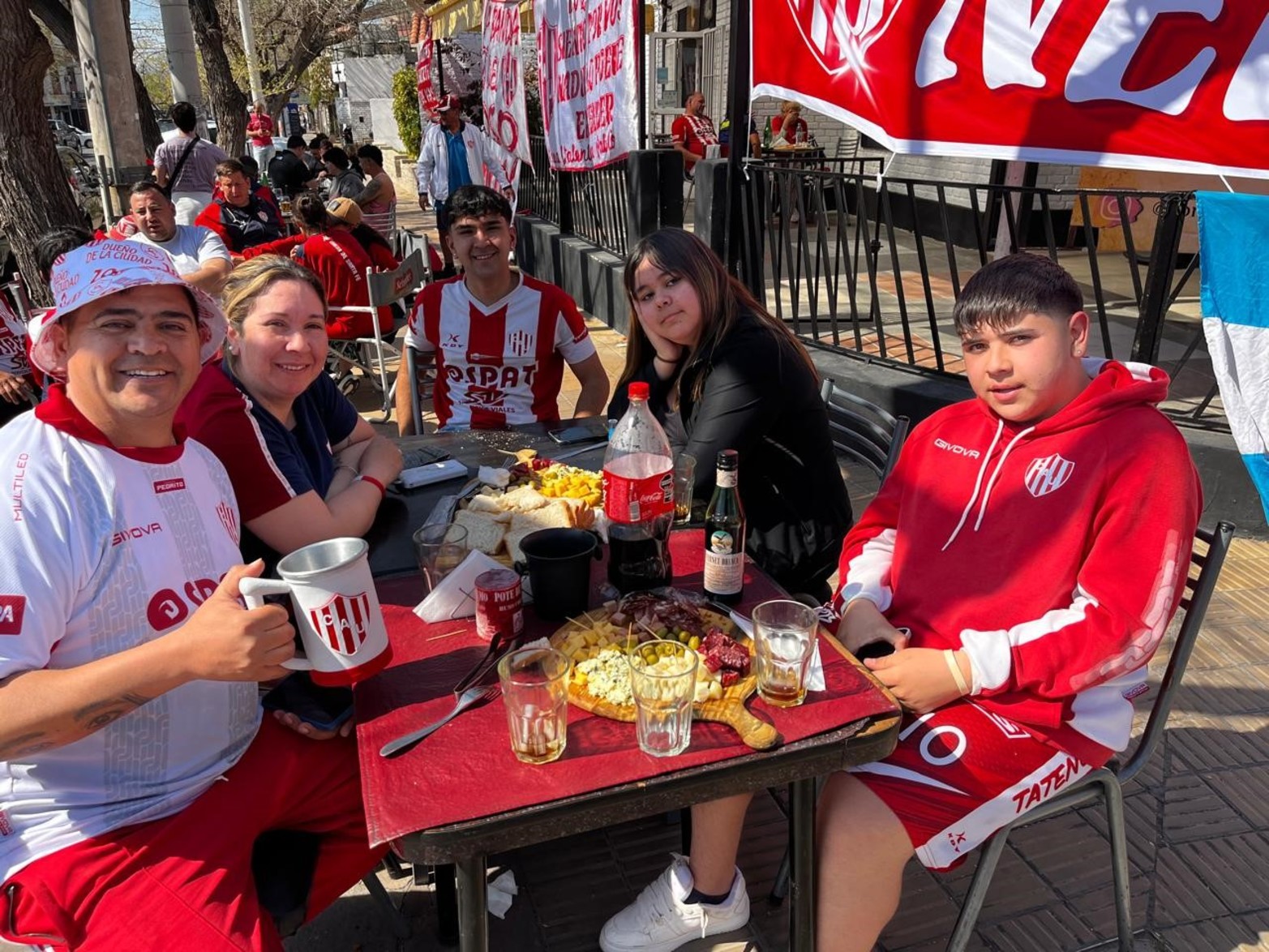 Los hinchas de Unión armaron su propia “Fiesta de la Vendimia” en Mendoza | Hinchas tatengues en Mendoza. Foto: El Litoral