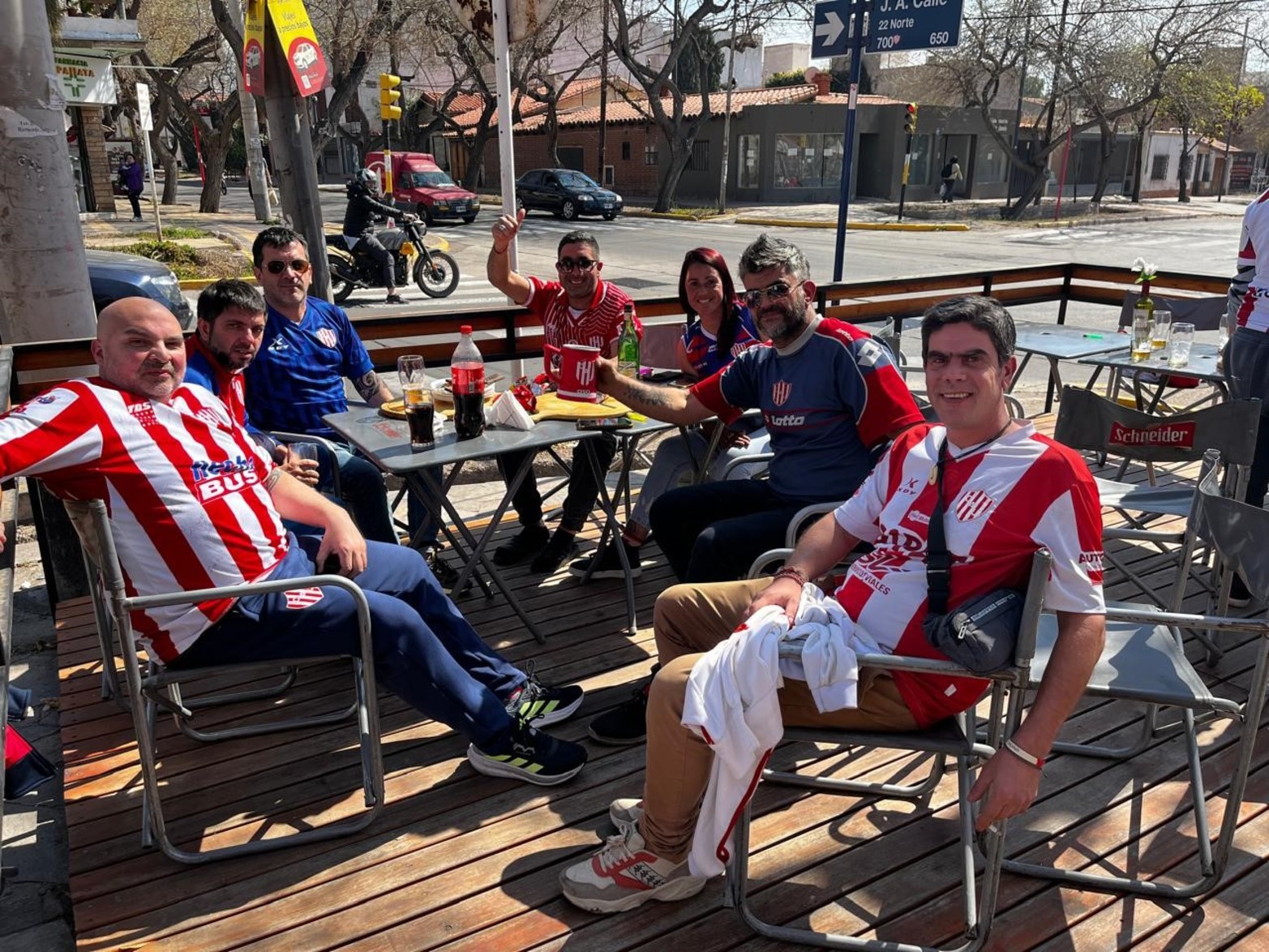 Los hinchas de Unión armaron su propia “Fiesta de la Vendimia” en Mendoza | Hinchas tatengues en Mendoza. Foto: El Litoral